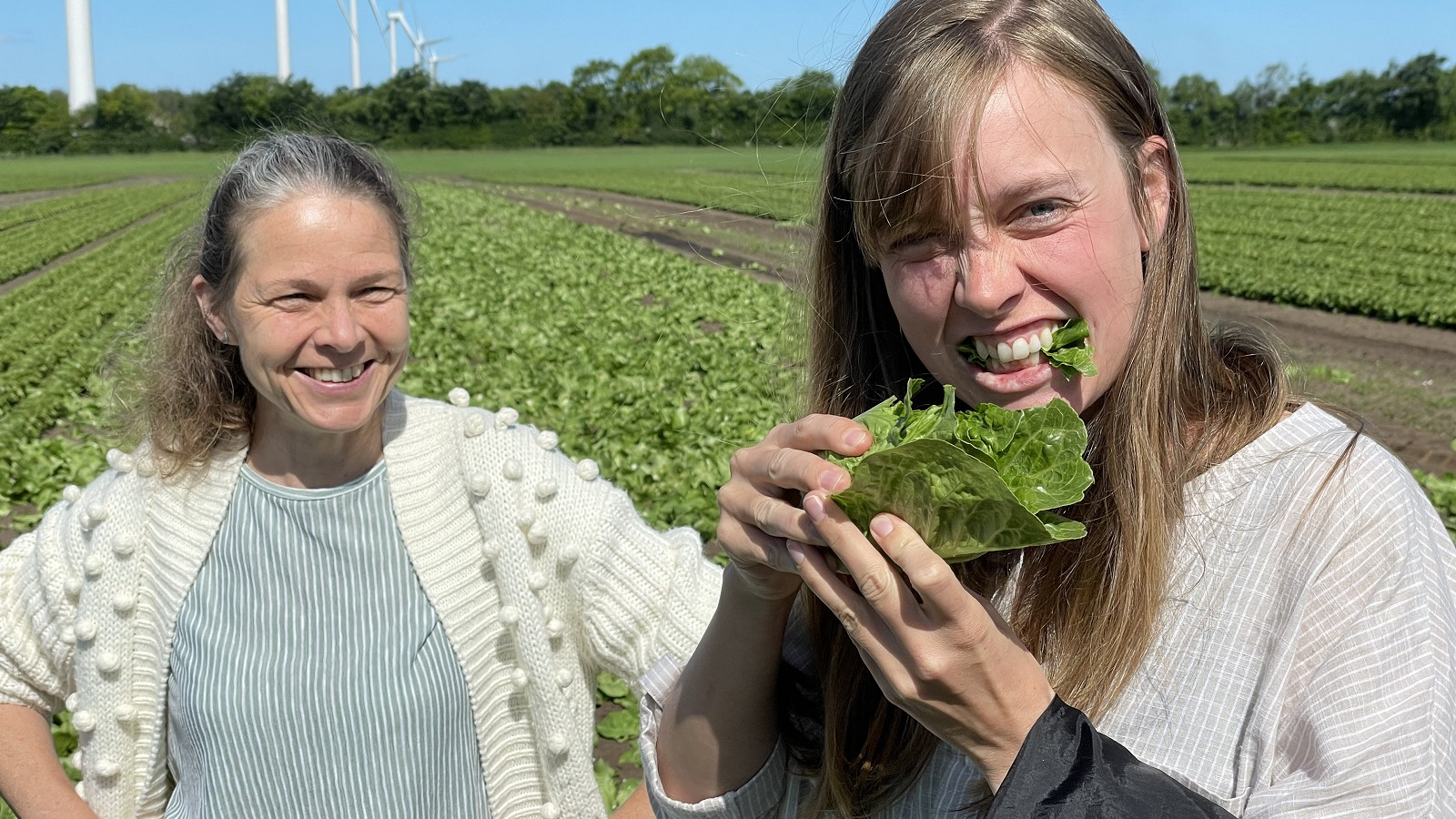 Køkkenassistent Karen Holm t.v. og køkkenleder Sofie Leth-Nissen fra Himmelbjergegnens Natur og Idrætsefterskole deltager primært for at få noget inspiration, men der var også tid til at smage på friskhøstet  salat